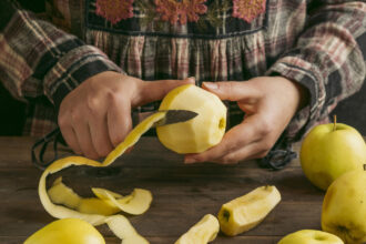 Ποια Φρούτα και Λαχανικά Είναι Καλύτερα Να Μην Ξεφλουδίζετε
