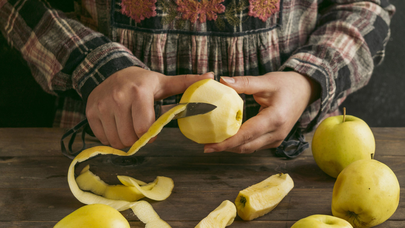 Ποια Φρούτα και Λαχανικά Είναι Καλύτερα Να Μην Ξεφλουδίζετε