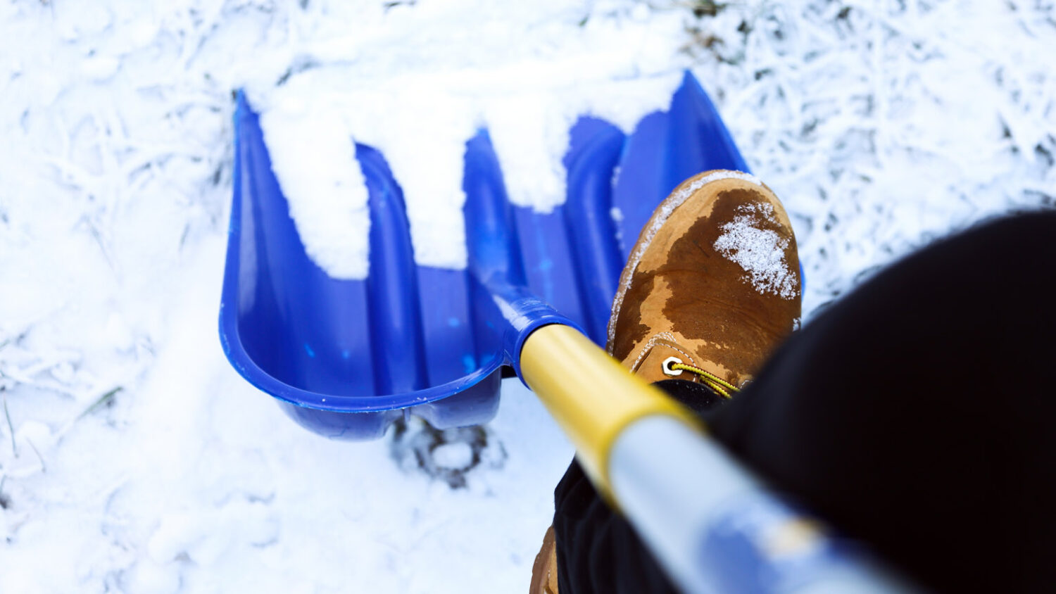 Ξεχάστε το αλάτι: Αυτό το υλικό από την κουζίνα λιώνει τον πάγο σε δευτερόλεπτα και δεν βλάπτει τις επιφάνειες
