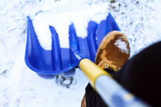 Ξεχάστε το αλάτι: Αυτό το υλικό από την κουζίνα λιώνει τον πάγο σε δευτερόλεπτα και δεν βλάπτει τις επιφάνειες