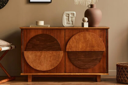 Πώς να αφαιρέσετε τον πορτοκαλί τόνο από τα ξύλινα έπιπλα και να τους δώσετε μια μοντέρνα εμφάνιση