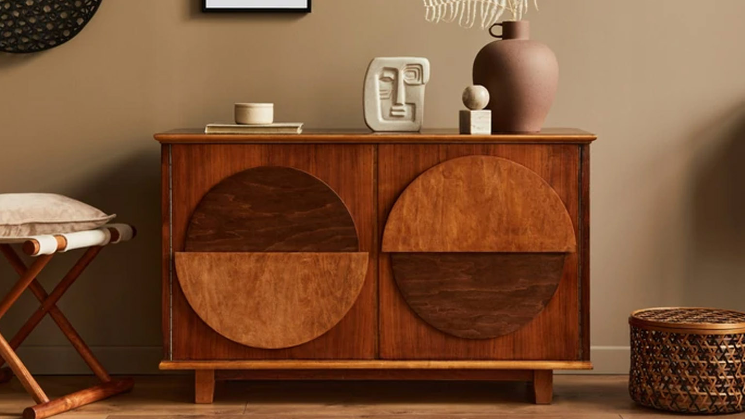 Πώς να αφαιρέσετε τον πορτοκαλί τόνο από τα ξύλινα έπιπλα και να τους δώσετε μια μοντέρνα εμφάνιση