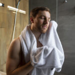 Κανείς δεν στο είπε αλλά το πιο συχνό λάθος που κάνεις στο ντους κάνει το δέρμα σου ξηρό και τα μαλλιά σου θαμπά