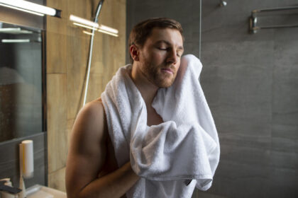 Κανείς δεν στο είπε αλλά το πιο συχνό λάθος που κάνεις στο ντους κάνει το δέρμα σου ξηρό και τα μαλλιά σου θαμπά