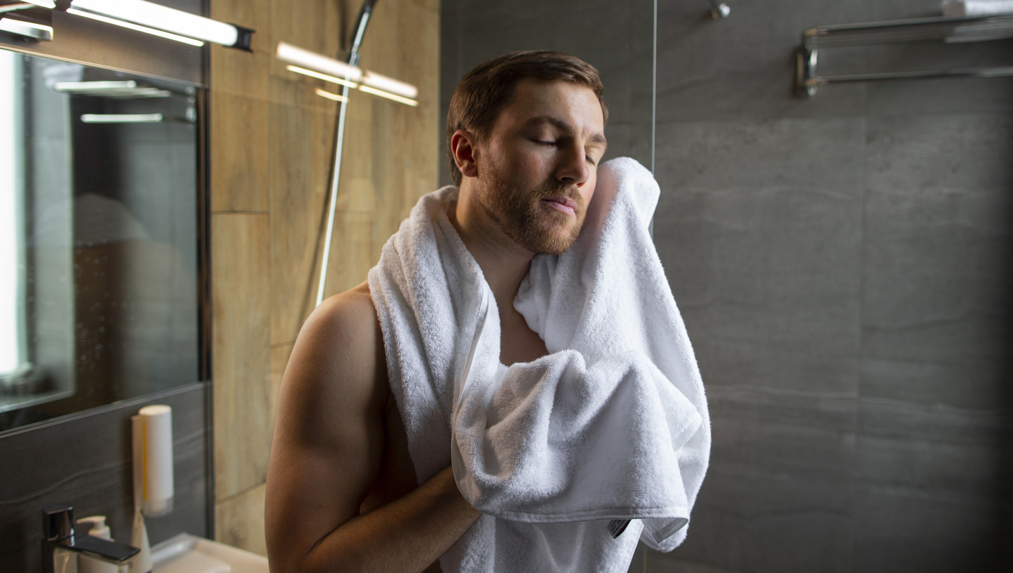 Κανείς δεν στο είπε αλλά το πιο συχνό λάθος που κάνεις στο ντους κάνει το δέρμα σου ξηρό και τα μαλλιά σου θαμπά