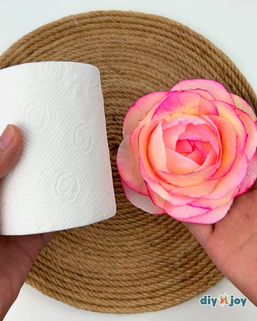 Το πιο ιδιαίτερο DIY: Λουλούδια από χαρτί υγείας και το κόλπο με το ποτήρι 2 Το πιο ιδιαίτερο DIY: Λουλούδια από χαρτί υγείας και το κόλπο με το ποτήρι