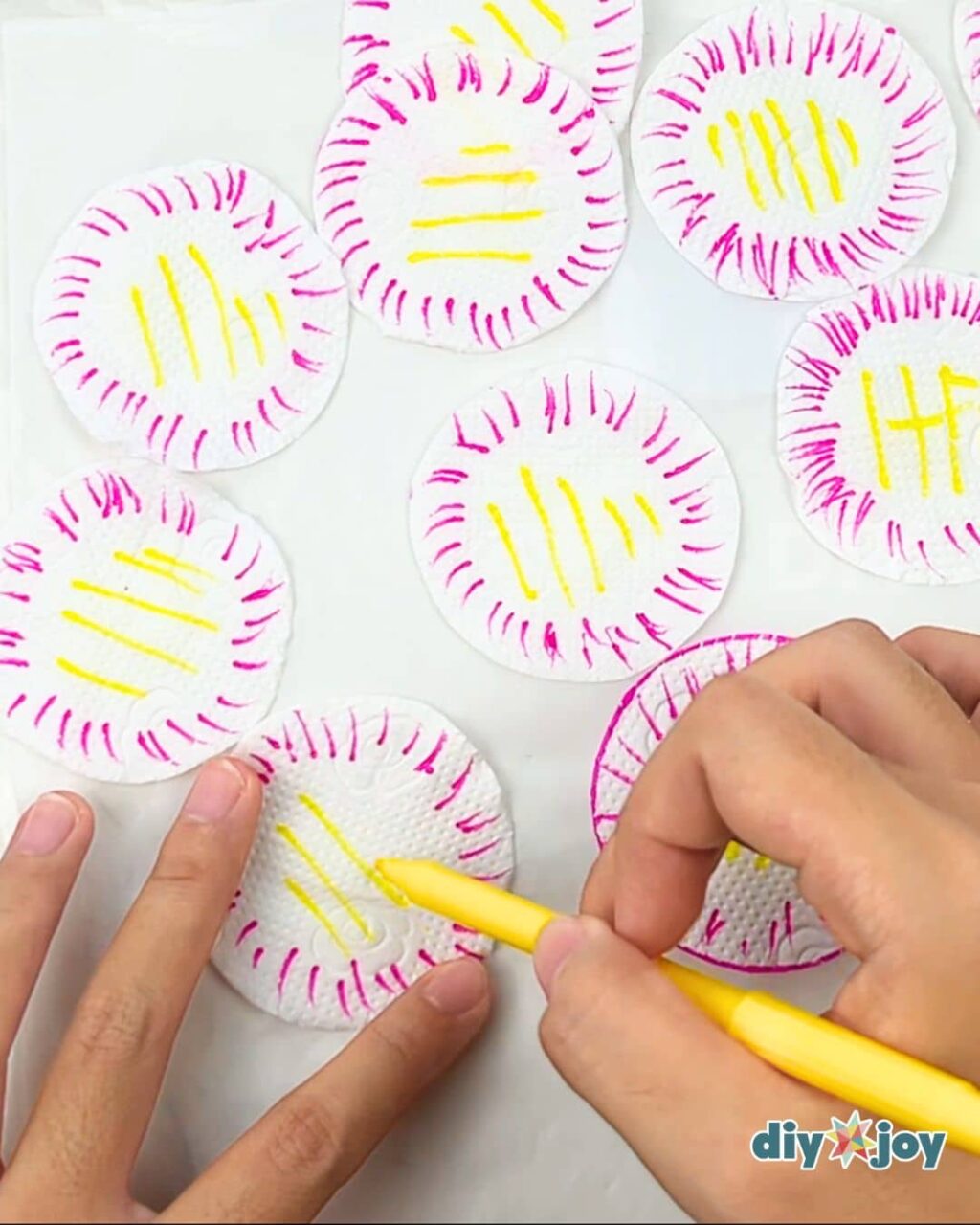 Το πιο ιδιαίτερο DIY: Λουλούδια από χαρτί υγείας και το κόλπο με το ποτήρι 6 Το πιο ιδιαίτερο DIY: Λουλούδια από χαρτί υγείας και το κόλπο με το ποτήρι