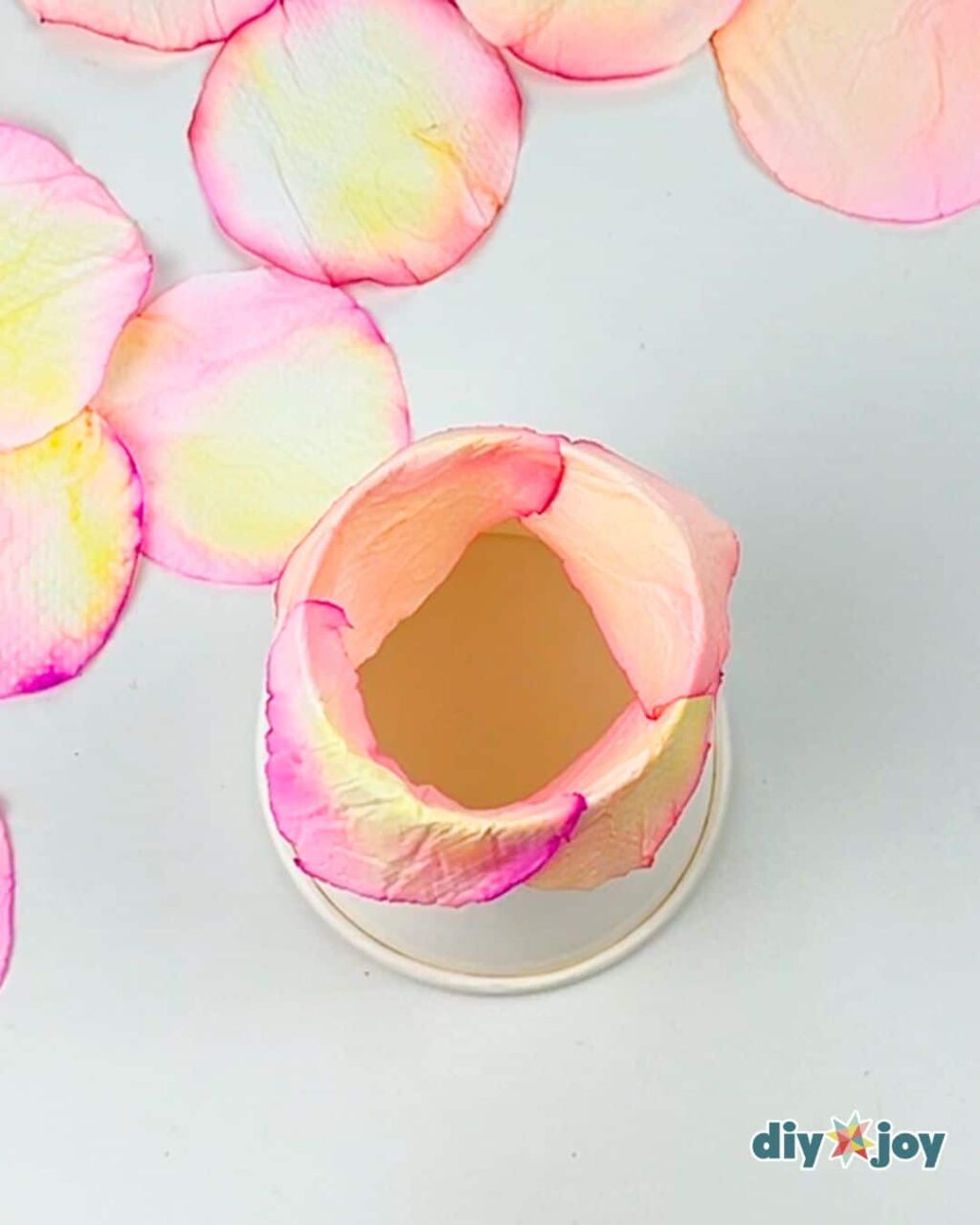 Το πιο ιδιαίτερο DIY: Λουλούδια από χαρτί υγείας και το κόλπο με το ποτήρι 8 Το πιο ιδιαίτερο DIY: Λουλούδια από χαρτί υγείας και το κόλπο με το ποτήρι