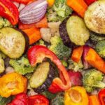 Ψητά λαχανικά σε μαρινάδα σκόρδου: συνταγή για ένα υγιεινό πιάτο