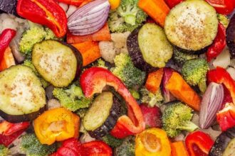 Ψητά λαχανικά σε μαρινάδα σκόρδου: συνταγή για ένα υγιεινό πιάτο