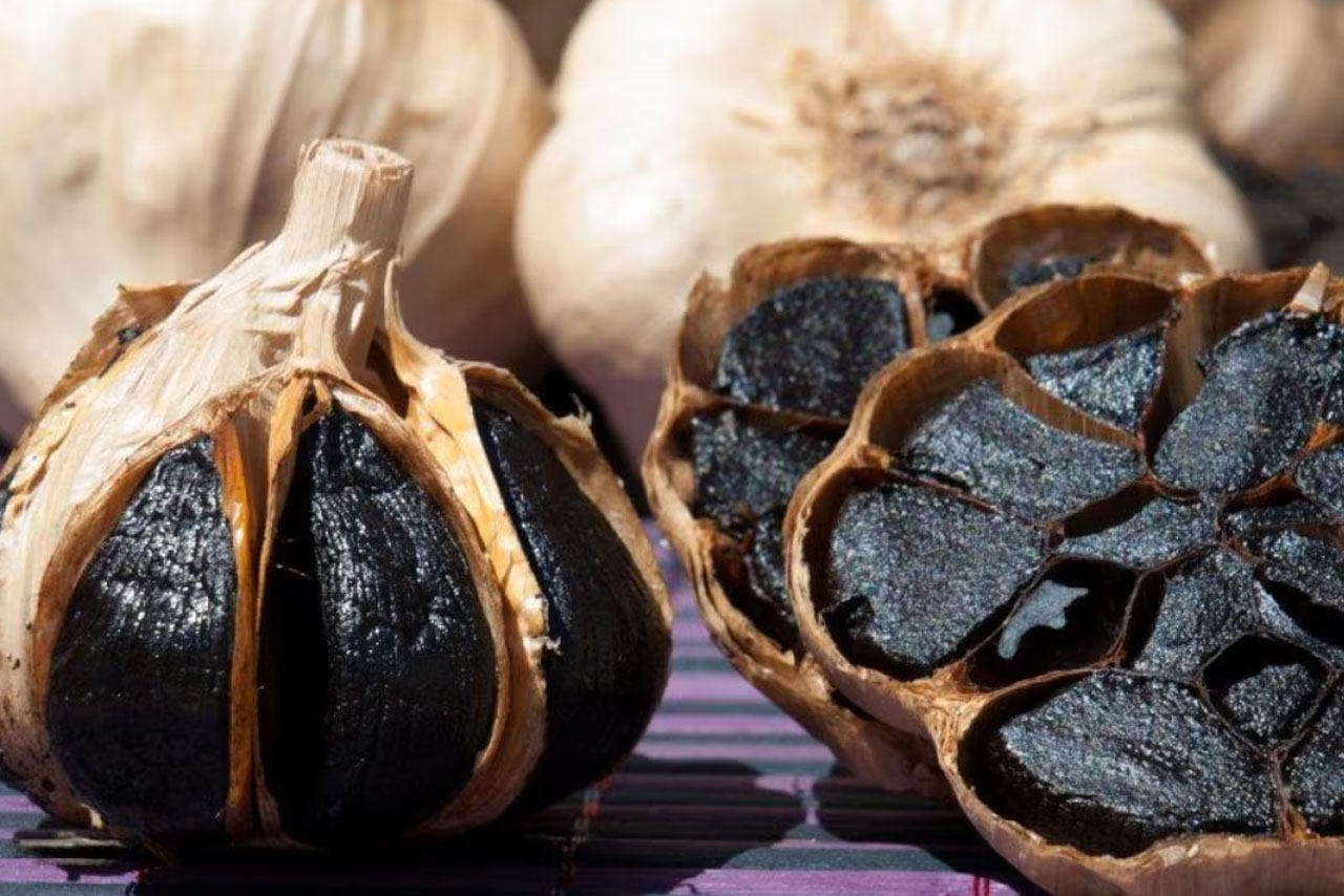 Μαύρο Σκόρδο: το ήπιο, αντιοξειδωτικό τρόφιμο που κερδίζει υψηλές θέσεις στο υγιεινό μαγείρεμα