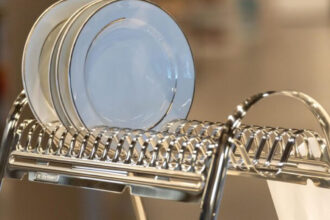 Λίγοι το γνωρίζουν: Τα σκεύη που όλοι βάζουμε στο πλυντήριο πιάτων ενώ απαγορεύεται