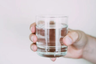 Κατανάλωση νερού μαζί με το μεσημεριανό ή το δείπνο σας: μάθετε αν βλάπτει την πέψη σας