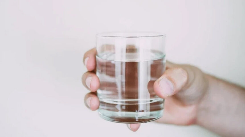 Κατανάλωση νερού μαζί με το μεσημεριανό ή το δείπνο σας: μάθετε αν βλάπτει την πέψη σας