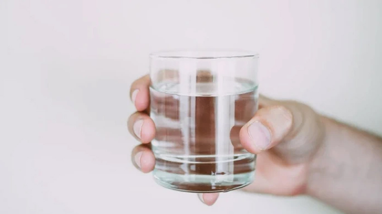 Κατανάλωση νερού μαζί με το μεσημεριανό ή το δείπνο σας: μάθετε αν βλάπτει την πέψη σας