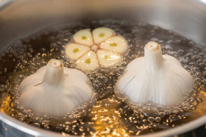 Ούτε σοταρισμένο ούτε βρασμένο: αυτός είναι ο καλύτερος τρόπος για να μαγειρέψετε σκόρδο και να διατηρήσετε όλες τις ιδιότητές του