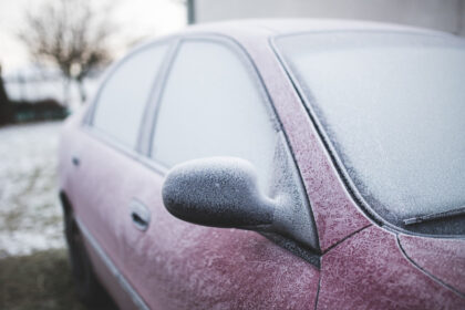 Τρικ οδήγησης: Πώς να καθαρίσετε τον πάγο από το παρμπρίζ σας μέσα σε λίγα λεπτά