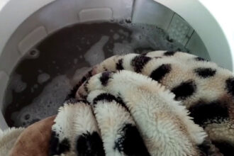 Οι 2 καλύτεροι τρόποι για να καθαρίσετε και να φρεσκάρετε μια κουβέρτα που δεν χωράει στο πλυντήριο ρούχων