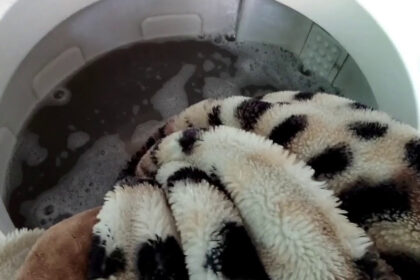 Οι 2 καλύτεροι τρόποι για να καθαρίσετε και να φρεσκάρετε μια κουβέρτα που δεν χωράει στο πλυντήριο ρούχων