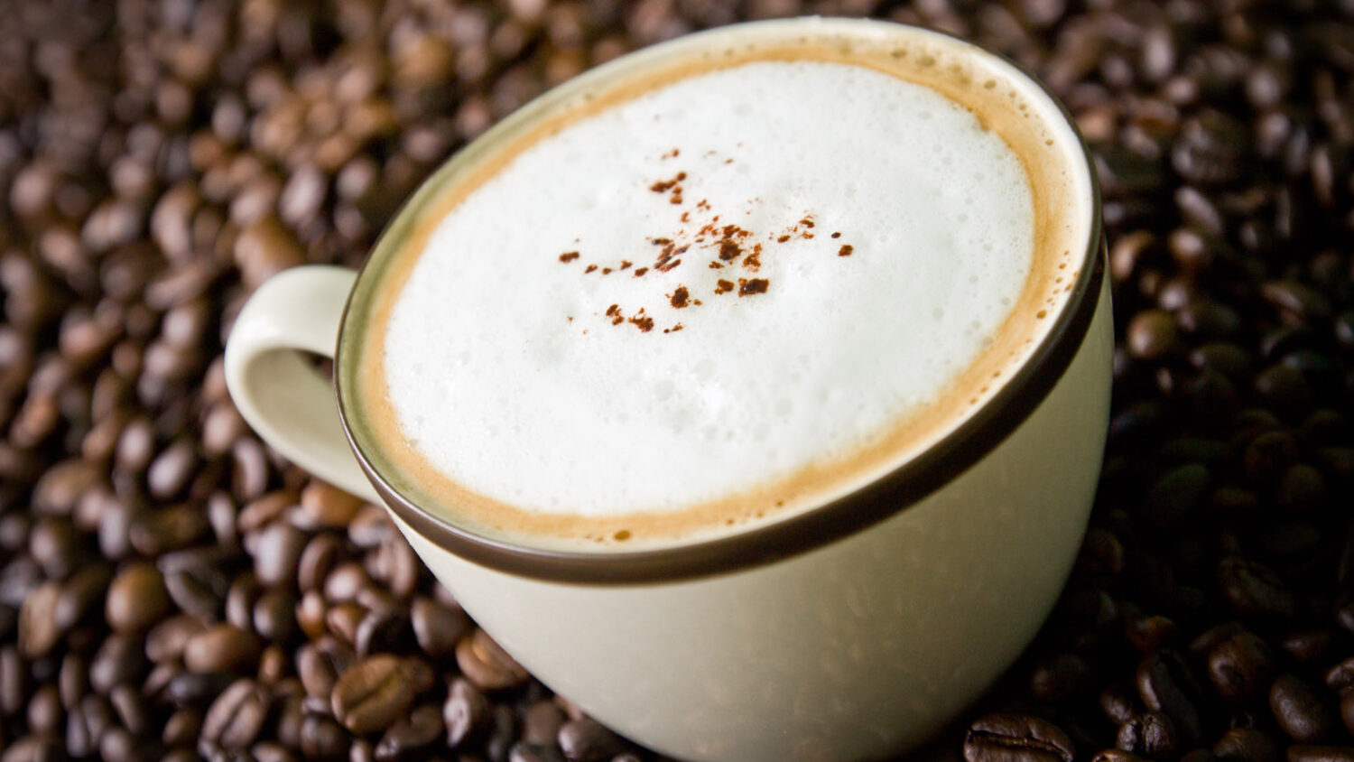 Πώς να φτιάξετε τον τέλειο αφρόγαλα για καπουτσίνο στο σπίτι: μια απλή μέθοδος του Μπαρίστα