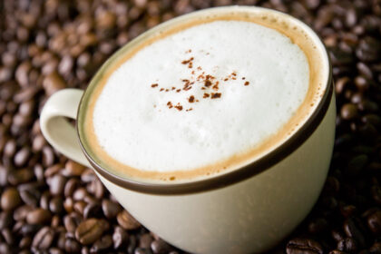 Πώς να φτιάξετε τον τέλειο αφρόγαλα για καπουτσίνο στο σπίτι: μια απλή μέθοδος του Μπαρίστα