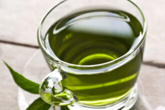Δεν είναι πάντα αθώο: 6 παρενέργειες του πράσινου τσαγιού που αγνοούμε
