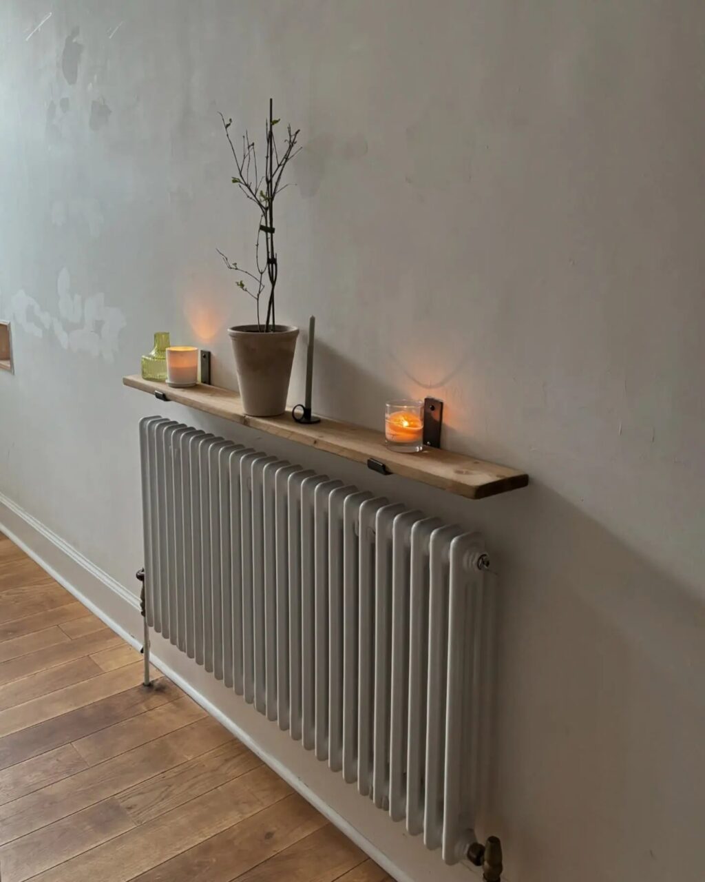 Ράφια πάνω από το καλοριφέρ: Πρακτικές ιδέες για να μην χάνεις ούτε πόντο για αποθήκευση 3 Ράφια πάνω από το καλοριφέρ: Πρακτικές ιδέες για να μην χάνεις ούτε πόντο για αποθήκευση
