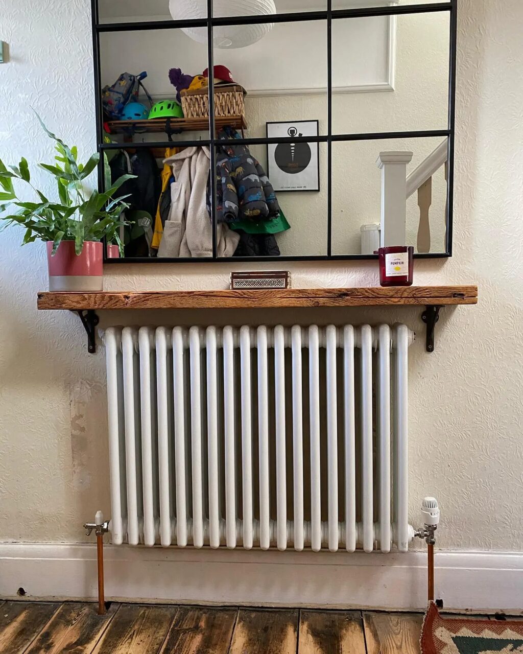 Ράφια πάνω από το καλοριφέρ: Πρακτικές ιδέες για να μην χάνεις ούτε πόντο για αποθήκευση 2 Ράφια πάνω από το καλοριφέρ: Πρακτικές ιδέες για να μην χάνεις ούτε πόντο για αποθήκευση