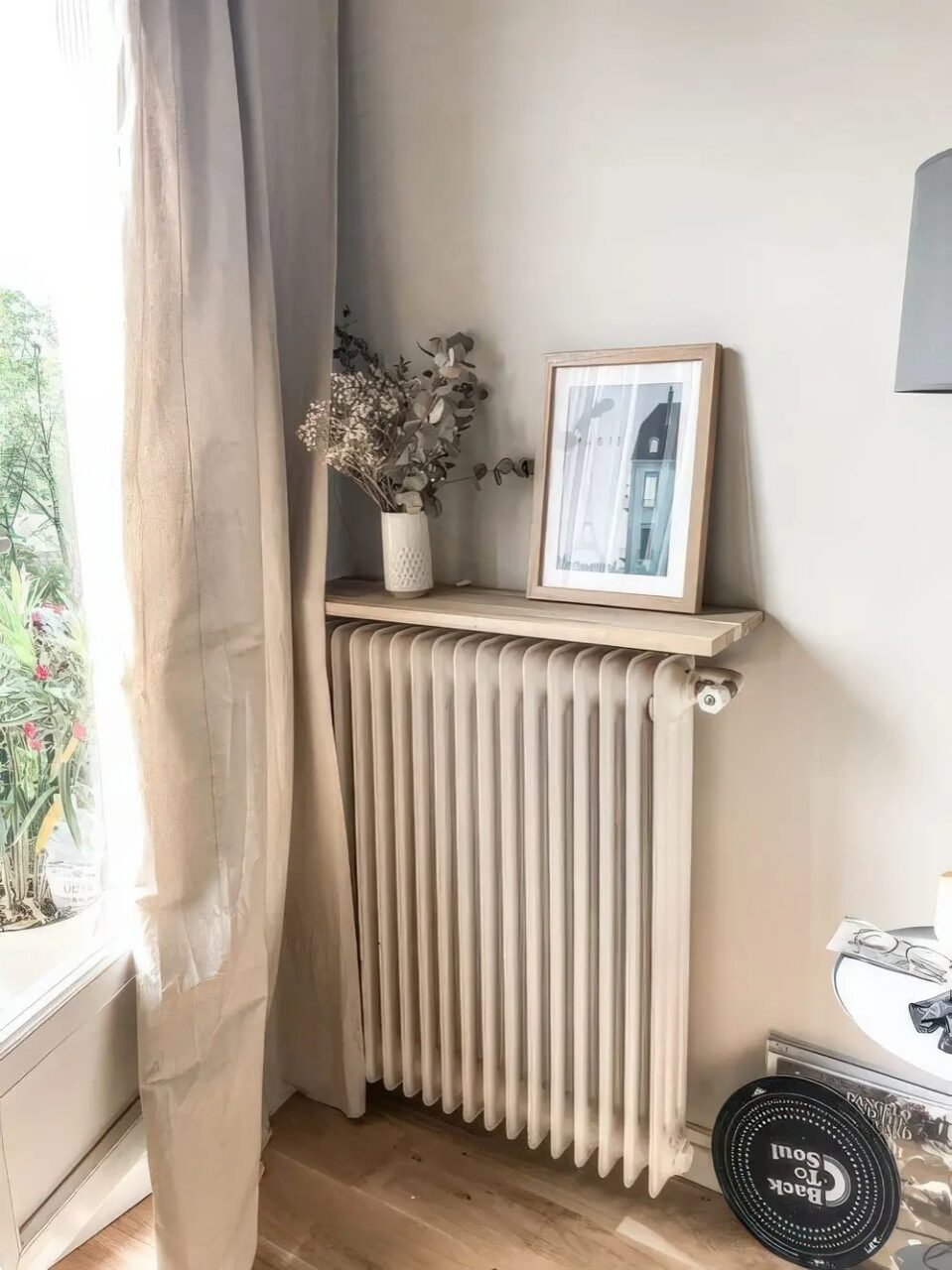 Ράφια πάνω από το καλοριφέρ: Πρακτικές ιδέες για να μην χάνεις ούτε πόντο για αποθήκευση 15 Ράφια πάνω από το καλοριφέρ: Πρακτικές ιδέες για να μην χάνεις ούτε πόντο για αποθήκευση