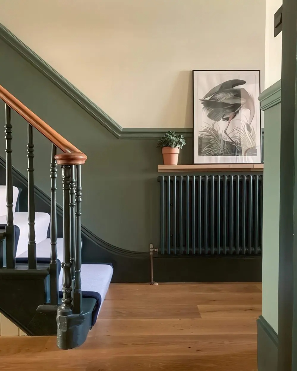 Ράφια πάνω από το καλοριφέρ: Πρακτικές ιδέες για να μην χάνεις ούτε πόντο για αποθήκευση 8 Ράφια πάνω από το καλοριφέρ: Πρακτικές ιδέες για να μην χάνεις ούτε πόντο για αποθήκευση