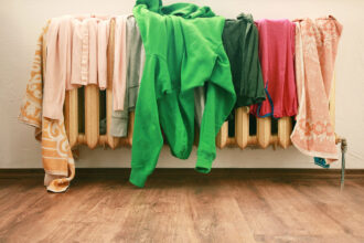 Μην βάζεις ΠΟΤΕ αυτό το αντικείμενο δίπλα στο καλοριφέρ – το κάνουν σχεδόν όλοι