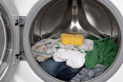 Το κόλπο με το σφουγγάρι στο πλυντήριο που κάνουν τώρα όλες οι νοικοκυρές