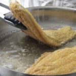 Το μυστικό της γιαγιάς λειτουργεί καλύτερα από τα ακριβά αντικολλητικά τηγάνια: πώς να τηγανίζετε σωστά τα ψάρια