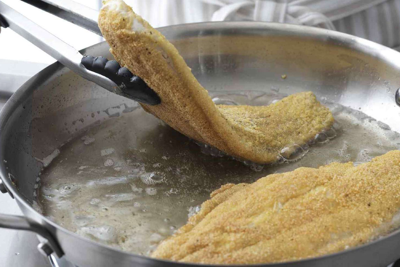 Το μυστικό της γιαγιάς λειτουργεί καλύτερα από τα ακριβά αντικολλητικά τηγάνια: πώς να τηγανίζετε σωστά τα ψάρια