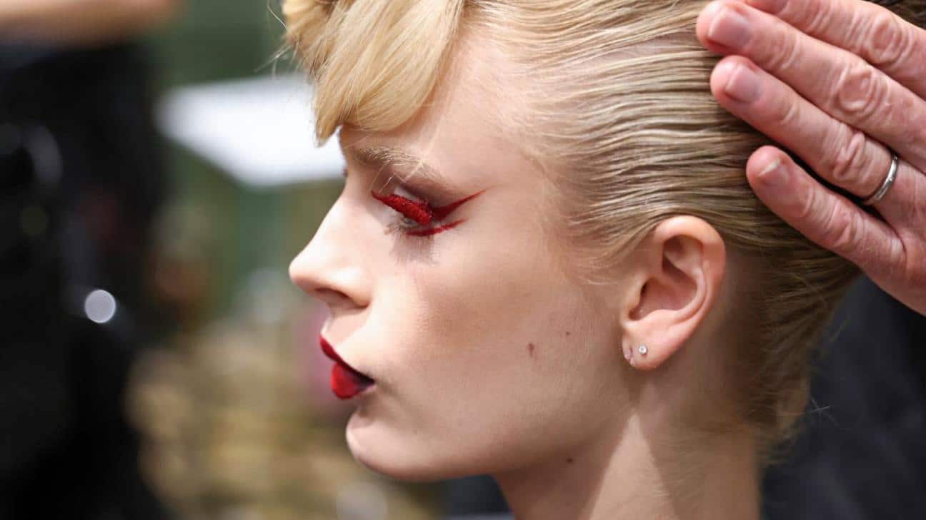 Το λάθος που κάνουν σχεδόν όλες οι γυναίκες πριν τη βαφή μαλλιών και «μπλοκάρει» το χρώμα 2 Το λάθος που κάνουν σχεδόν όλες οι γυναίκες πριν τη βαφή μαλλιών και «μπλοκάρει» το χρώμα