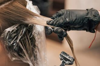 Το λάθος που κάνουν σχεδόν όλες οι γυναίκες πριν τη βαφή μαλλιών και «μπλοκάρει» το χρώμα