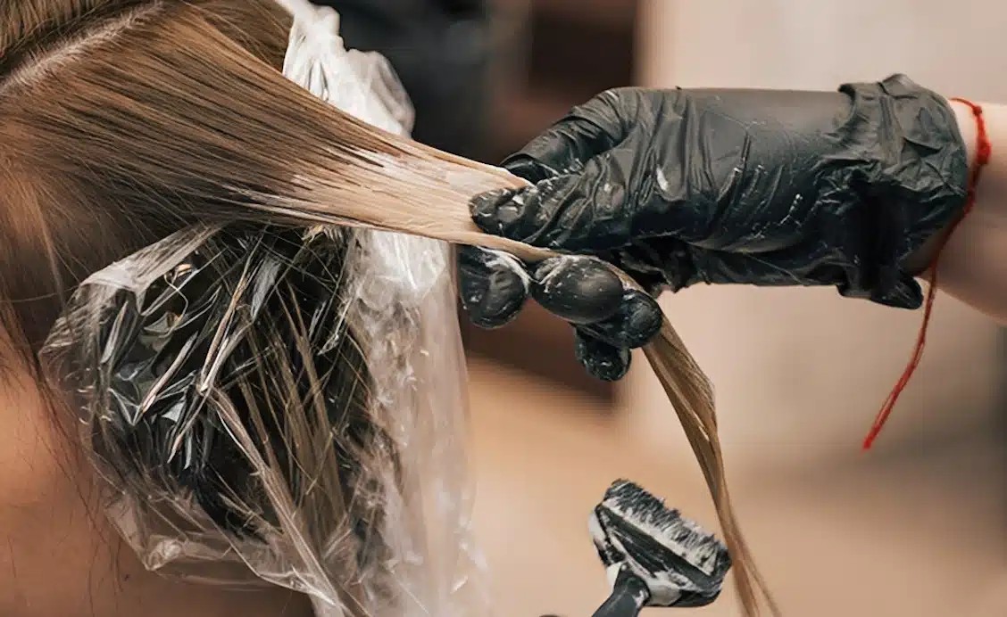 Το λάθος που κάνουν σχεδόν όλες οι γυναίκες πριν τη βαφή μαλλιών και «μπλοκάρει» το χρώμα