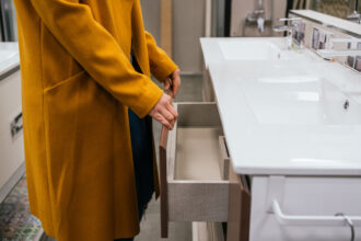 Ο Σπύρος Σούλης Συμβουλεύει πώς να Κάνουμε Decluttering στο Μπάνιο τη Νέα Χρονιά