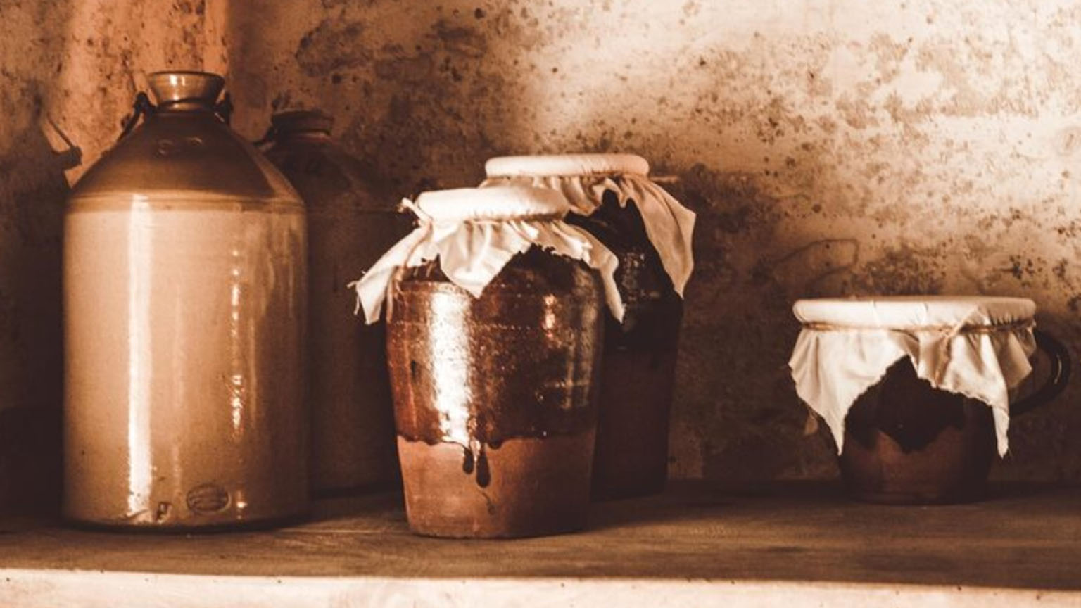 Απαλλαγείτε από την υγρασία στο υπόγειο, την αποθήκη, το κελάρι για τα καλά: ο φθηνός και εύκολος τρόπος