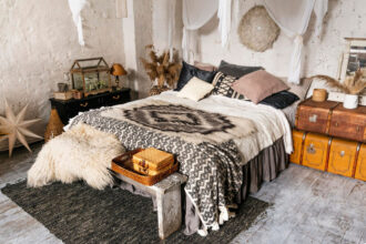 Κρυώνεις στο υπνοδωμάτιο; 9 κινήσεις που το ζεσταίνουν χωρίς θέρμανση