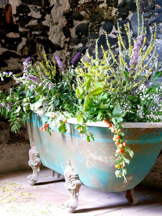 20 κατασκευές κήπου με παλιές μπανιέρες 8 20 κατασκευές κήπου με παλιές μπανιέρες