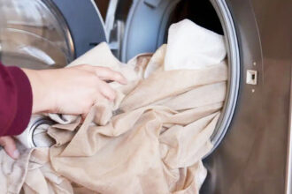 κουρτίνες που μπαίνουν στο πλυντήριο να πλυθούν