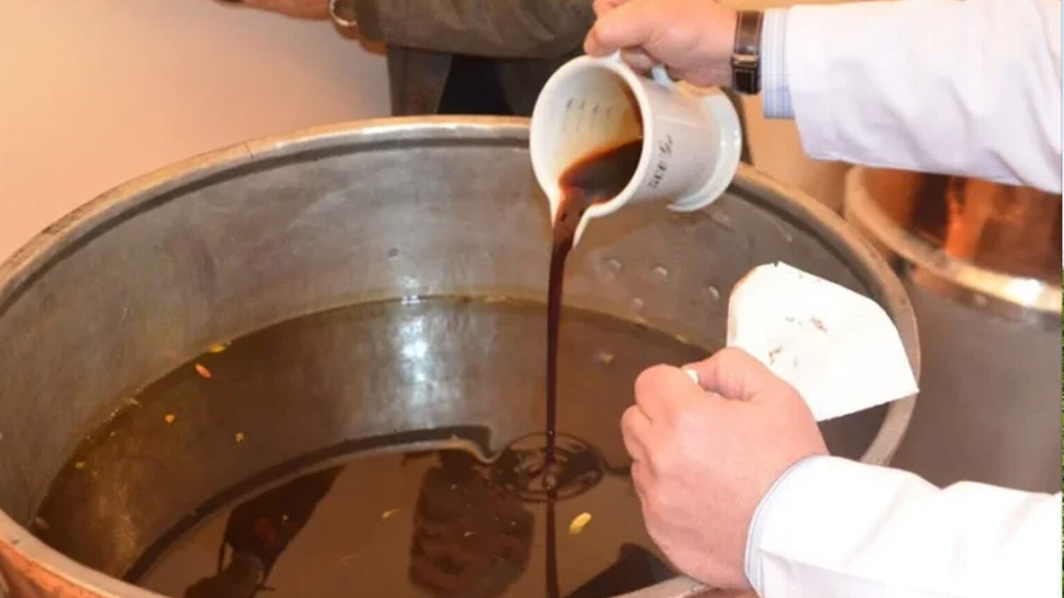 Άγιο Μύρο: Φτιάχνεται κάθε 10 χρόνια με 57 σπάνια υλικά