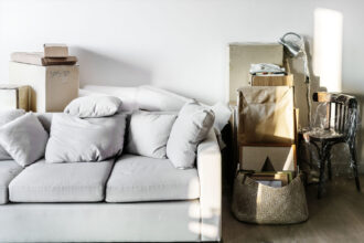 αλλαγές που δείχνουν το μικρό σαλόνι μεγαλύτερο