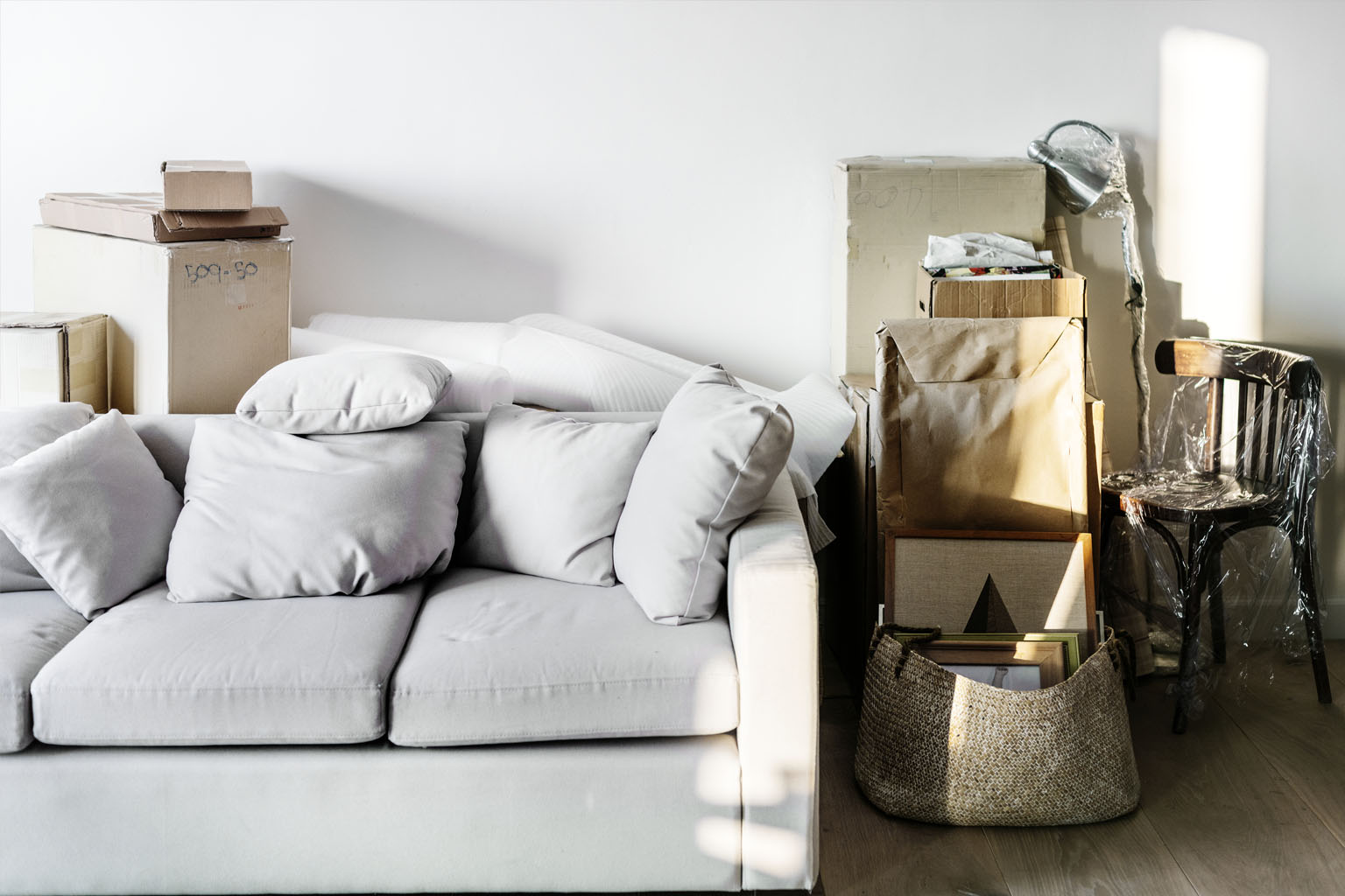 αλλαγές που δείχνουν το μικρό σαλόνι μεγαλύτερο