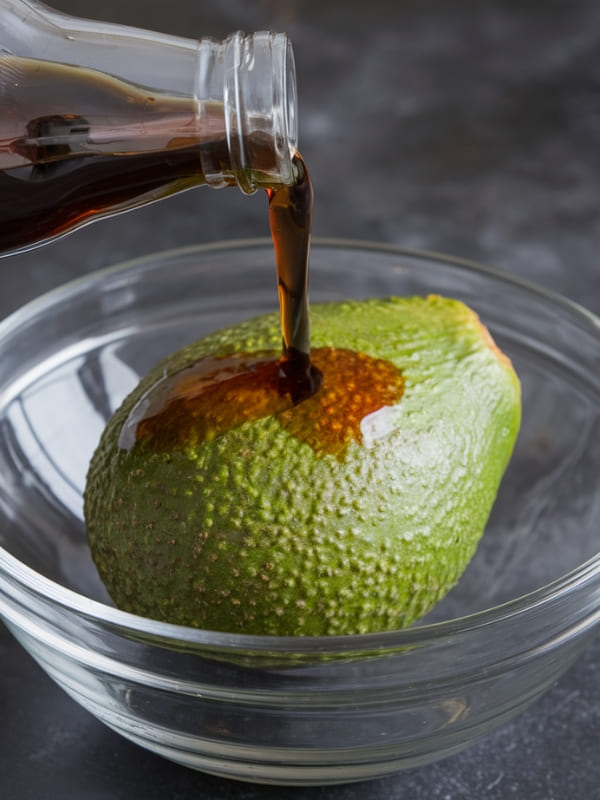 Γιατί κάποιοι ρίχνουν Coca-Cola στο αβοκάντο: Το περίεργο κόλπο που κάνει τον γύρο του internet 2 Coca-Cola στο αβοκάντο