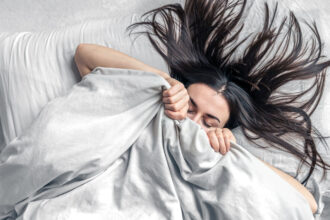 6 τρόποι να περιποιηθείτε τα μαλλιά σας ενώ κοιμάστε