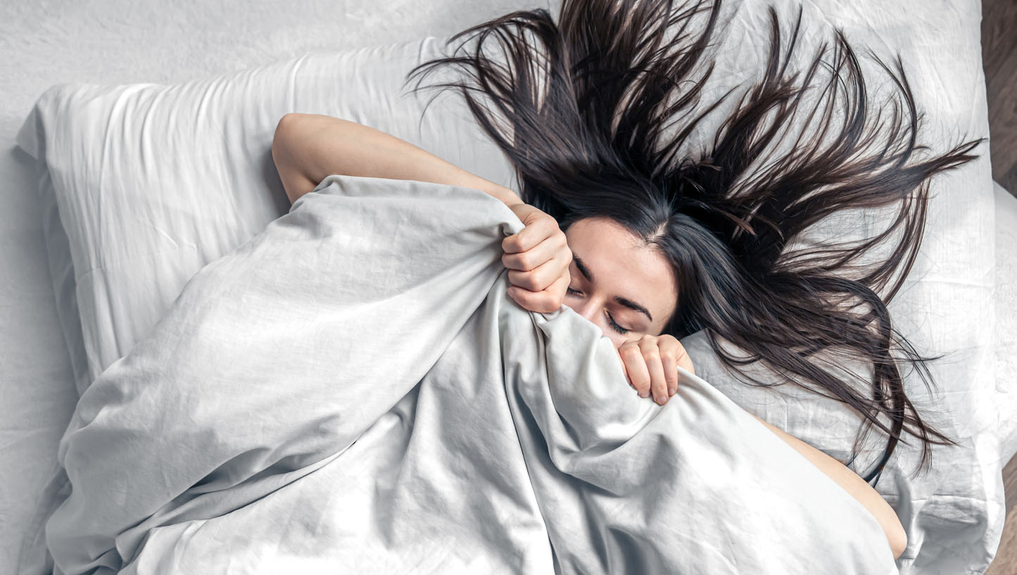 6 τρόποι να περιποιηθείτε τα μαλλιά σας ενώ κοιμάστε