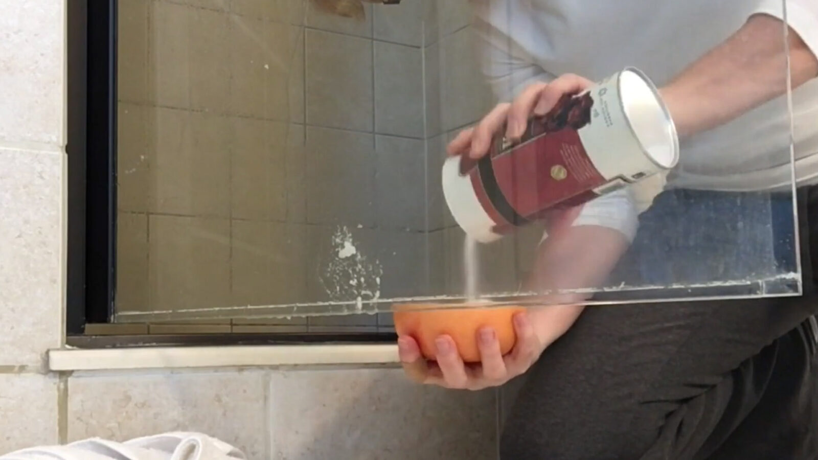 Τέλος στα καθαριστικά που μυρίζουν: Πώς να αφαιρείς σαπούνια και άλατα από την ντουζιέρα με αλάτι και γκρέιπφρουτ 4 Τέλος στα καθαριστικά που μυρίζουν: Πώς να αφαιρείς σαπούνια και άλατα από την ντουζιέρα με αλάτι και γκρέιπφρουτ