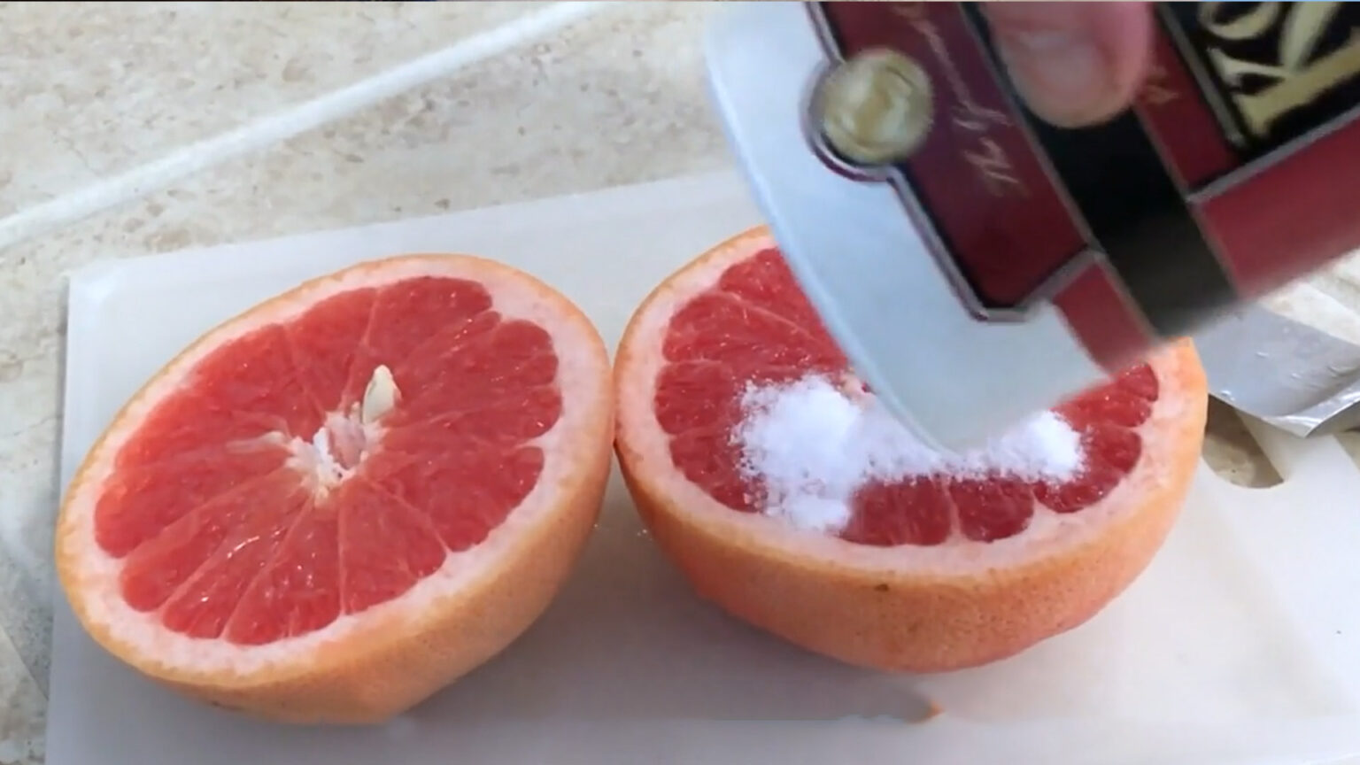 Πώς να αφαιρείς σαπούνια και άλατα από την ντουζιέρα με αλάτι και γκρέιπφρουτ
